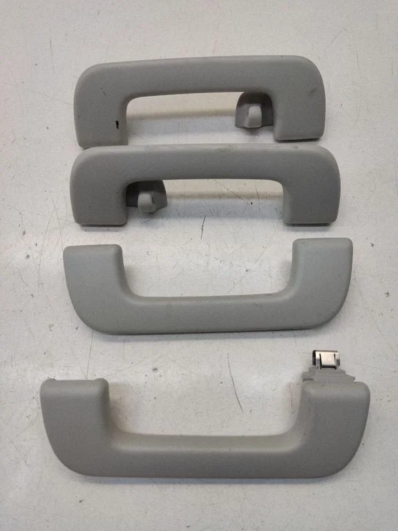 A set of handles for the ceiling 4M0857607