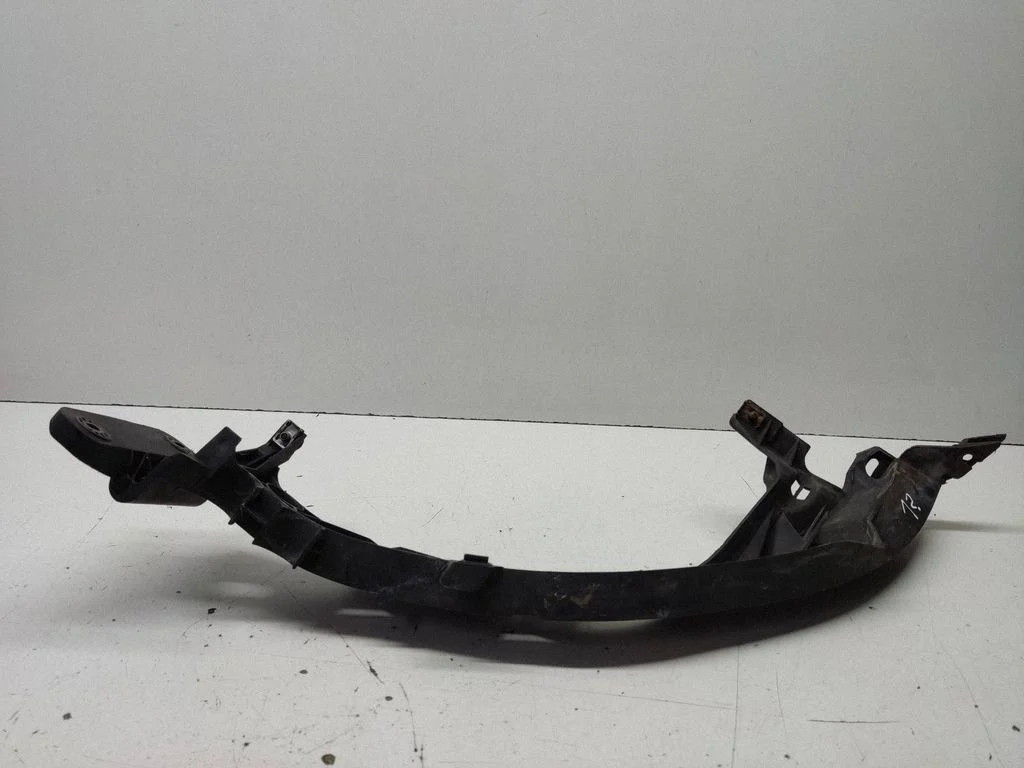Esitule kinnitusklamber – BMW 1-seeria E82 E88 (2007-2014)