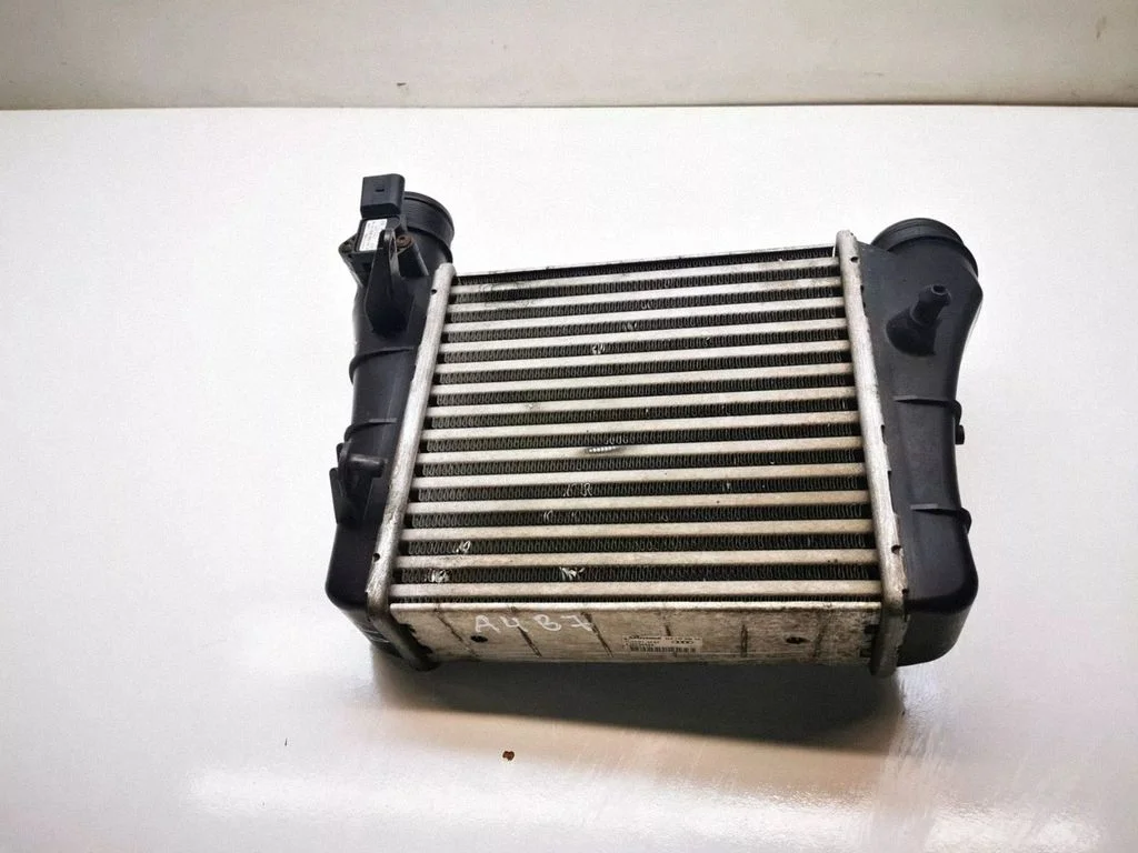 Vahejahuti radiaator 4E0145805AA