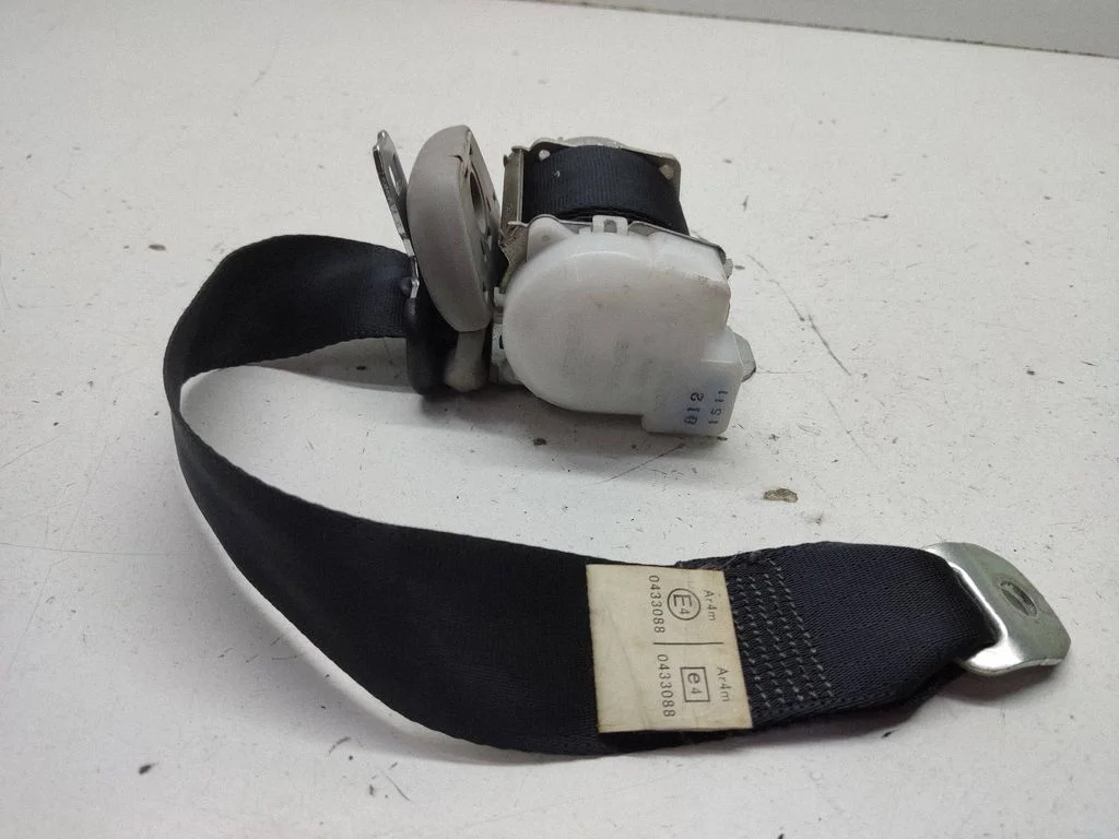 Rear seatbelt – Toyota Corolla Verso AR10 (2004-2009)