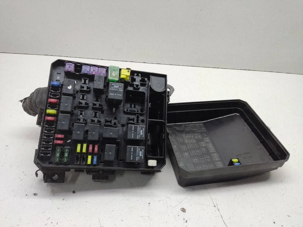 Fuse box set – Mitsubishi Outlander (2007-2012)