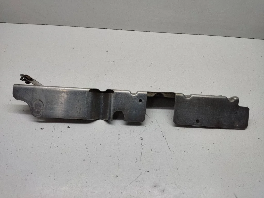 Exhaust heat shield – right