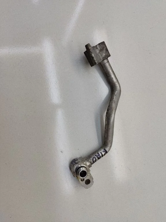 Air conditioning (A/C) pipe/hose – front