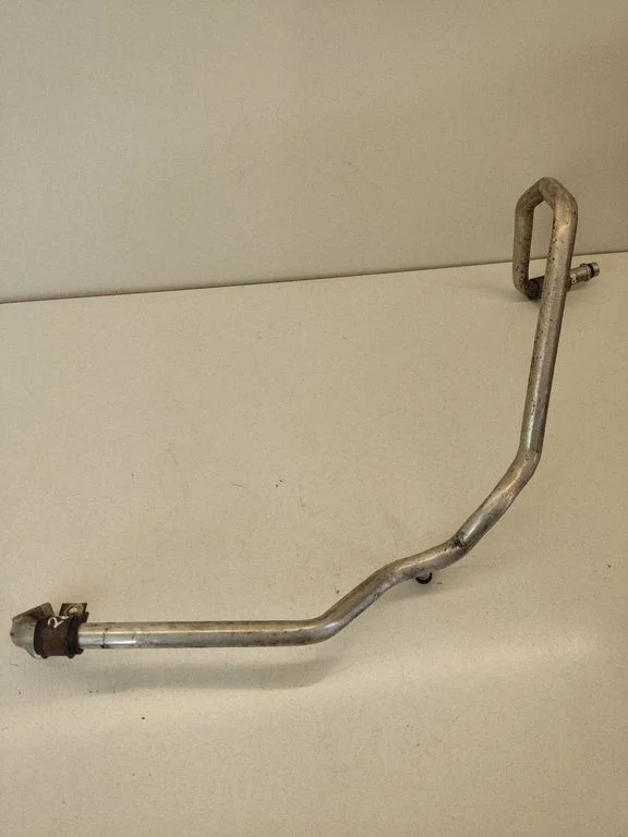 Air conditioning (A/C) pipe/hose – front