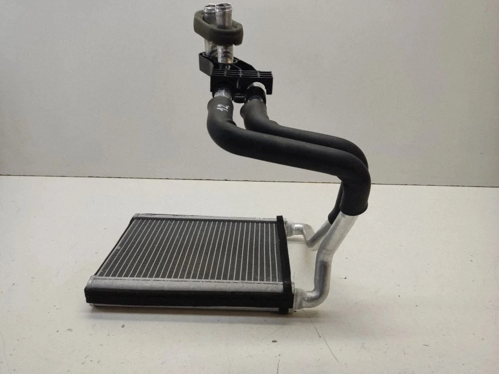 Salongi küttekeha radiaator – eesmine