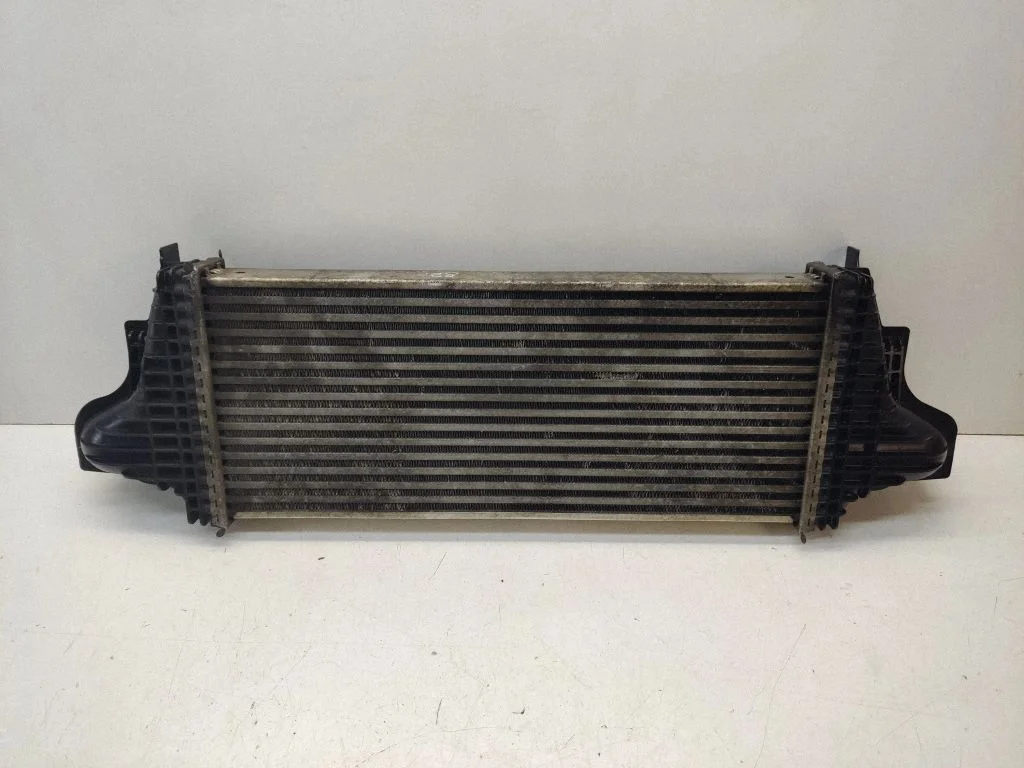 Starpdzesētāja (interkūlera) radiators – priekšējā