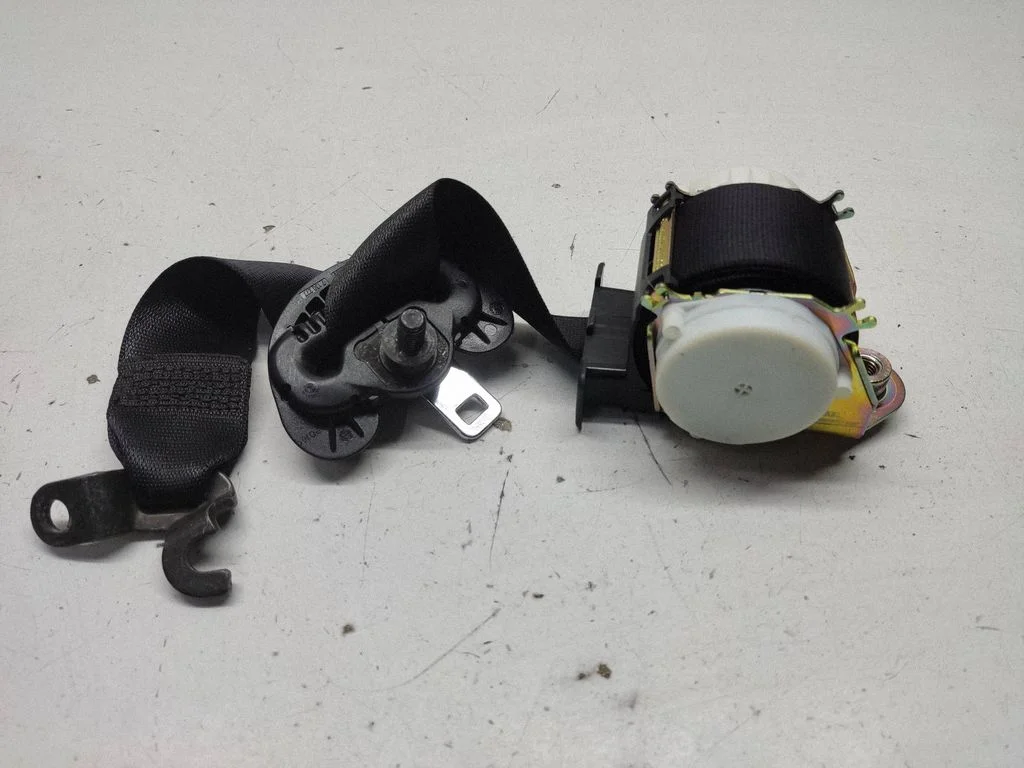 Rear seatbelt – BMW 1 Series E81 E87 (2004-2011)