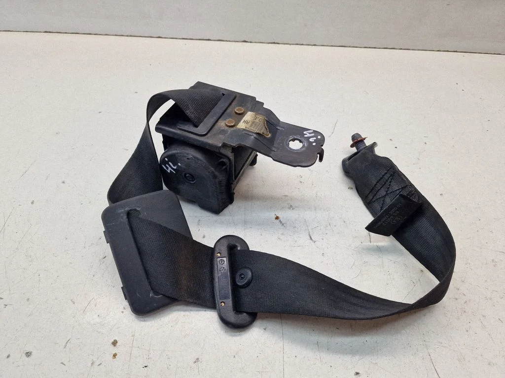 Rear seatbelt 898202T000VA