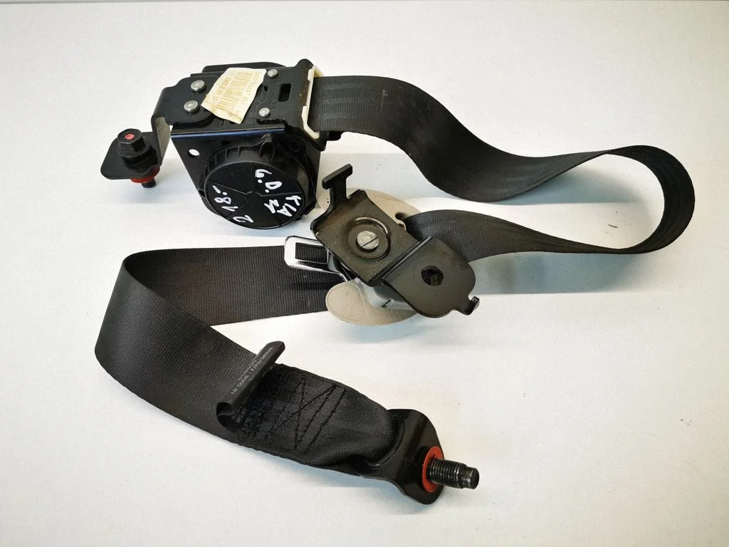 Rear seatbelt 898203U200