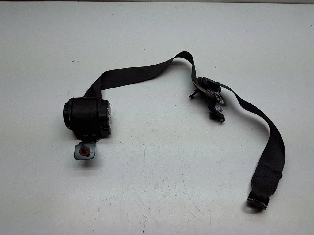 Rear seatbelt 898203U200