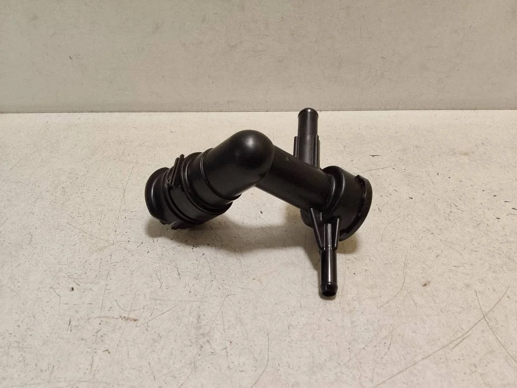 Engine coolant pipe/hose