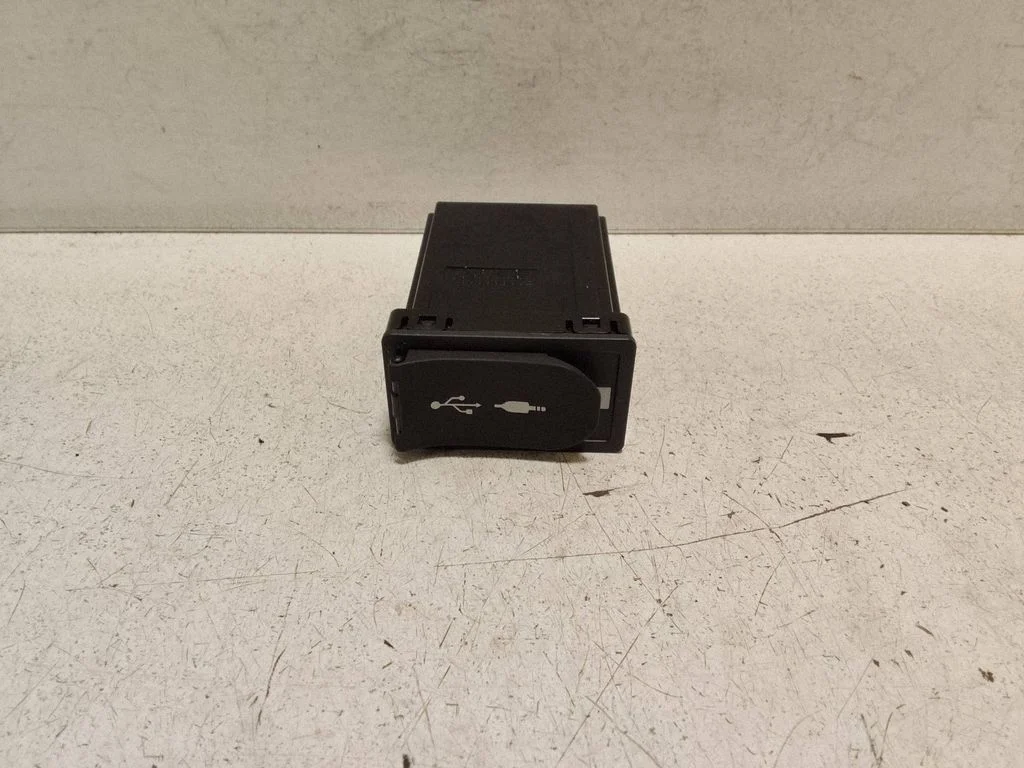 USB socket connector – Lexus ES 300h (7th Gen) (2018-2025)