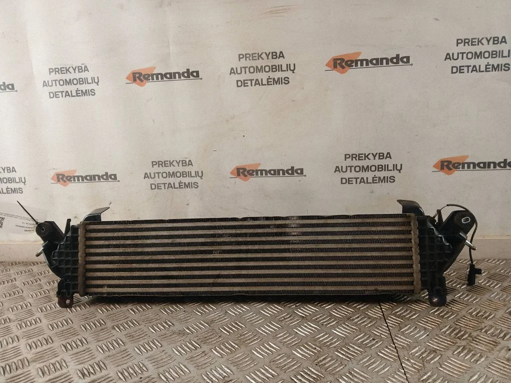 Starpdzesētāja (interkūlera) radiators – priekšējā