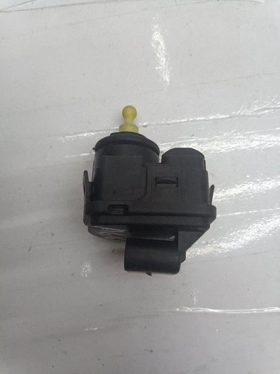 Headlight level adjustment motor 8L0941295