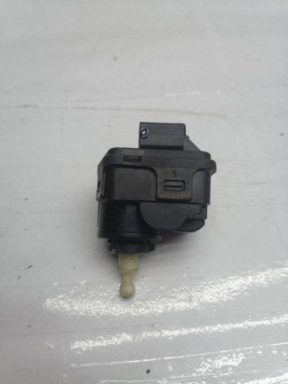 Headlight level adjustment motor 8L0941295