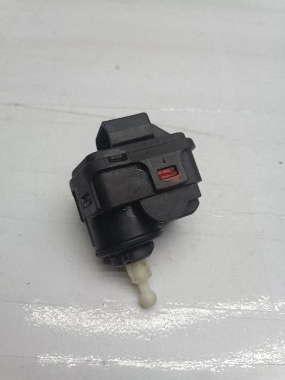Headlight level adjustment motor 8L0941295