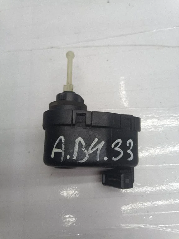 Headlight level adjustment motor – Audi A4 S4 B5 8D (1999-2000)