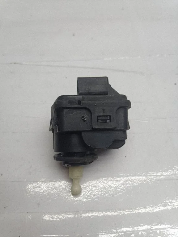 Headlight level adjustment motor 8L0941295