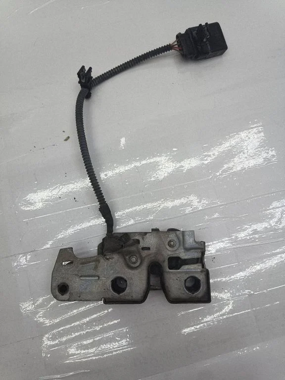 Engine bonnet/hood lock/catch 7P5823509
