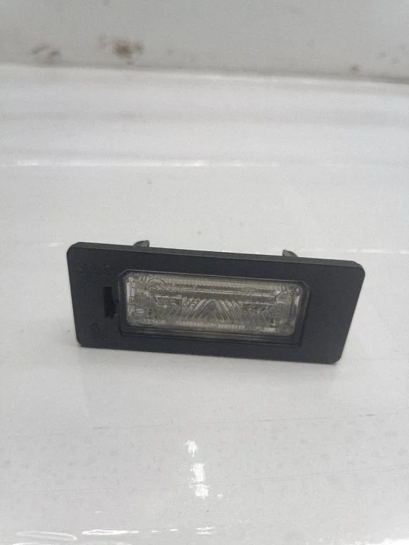 Number plate light 8T0943021