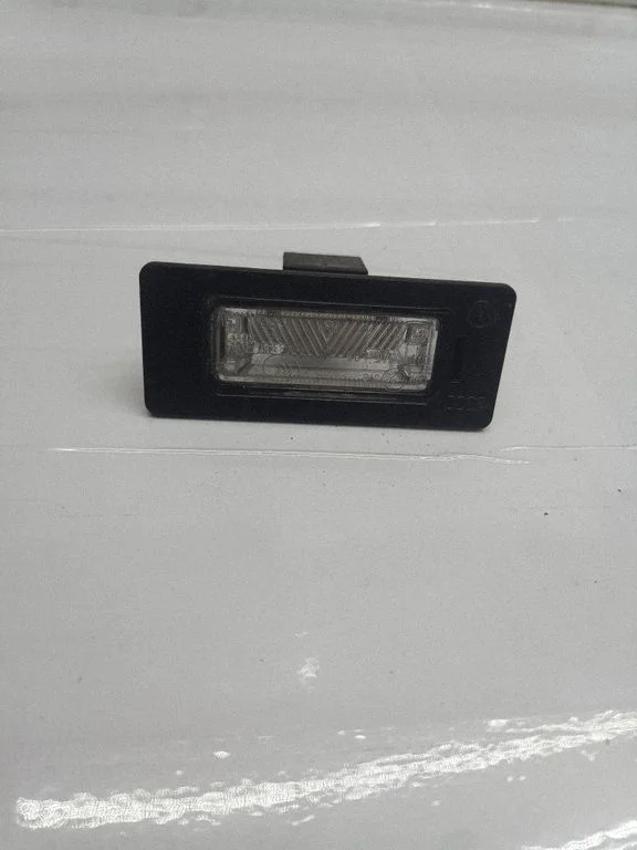 Number plate light 8T0943021