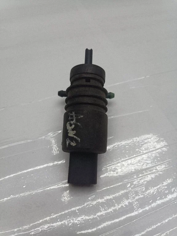 Klaasipesuvedeliku pump (klaaside) – Audi A6 S6 C5 4B (1997-2005)