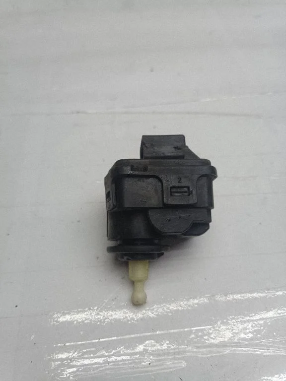 Headlight level adjustment motor 8L0941295