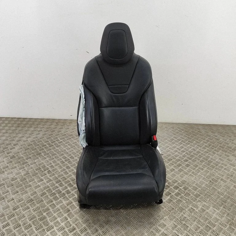 Eesmine kõrvalistuja iste – Tesla Model S (2012-)
