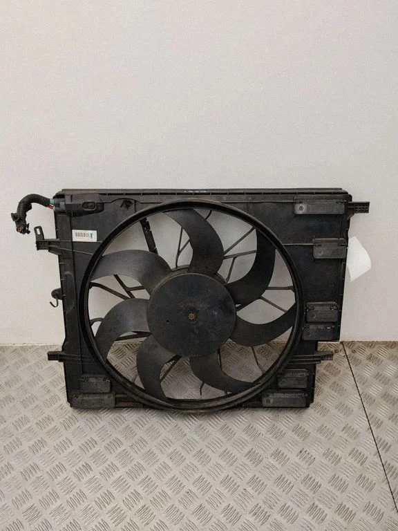 Radiator cooling fan shroud P31657361