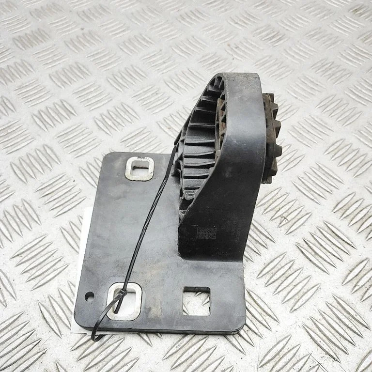 Radiatoru paneļa kronšteins 1EA121367G