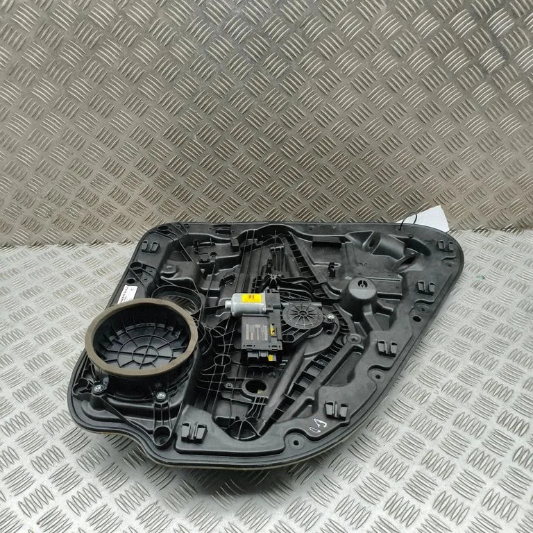 Rear window lifting mechanism without motor