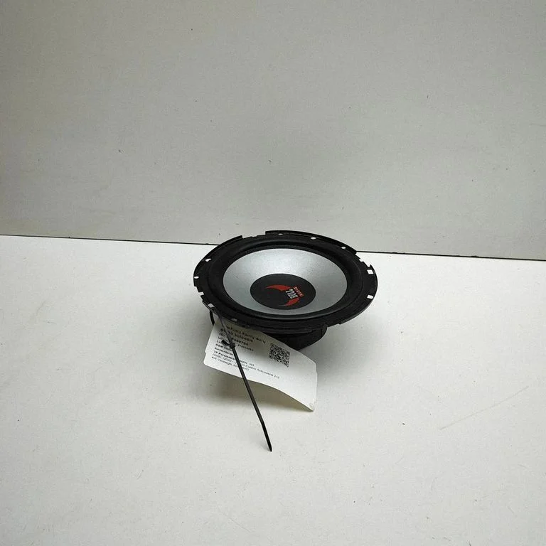 Skaļrunis (-ņi) priekšējās durvīs – kreisā