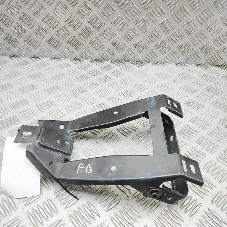 Priekšējā bampera turētājs 14A805567