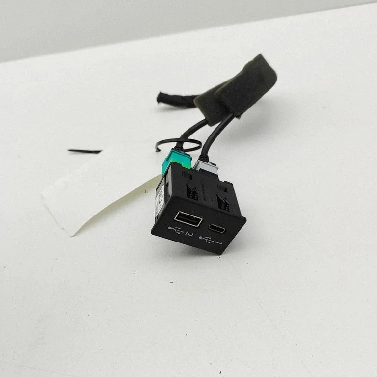 Gniazdo USB 280236WK0A