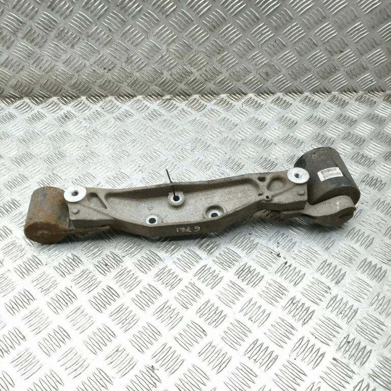 Rear differential/diff mount bracket 32203501