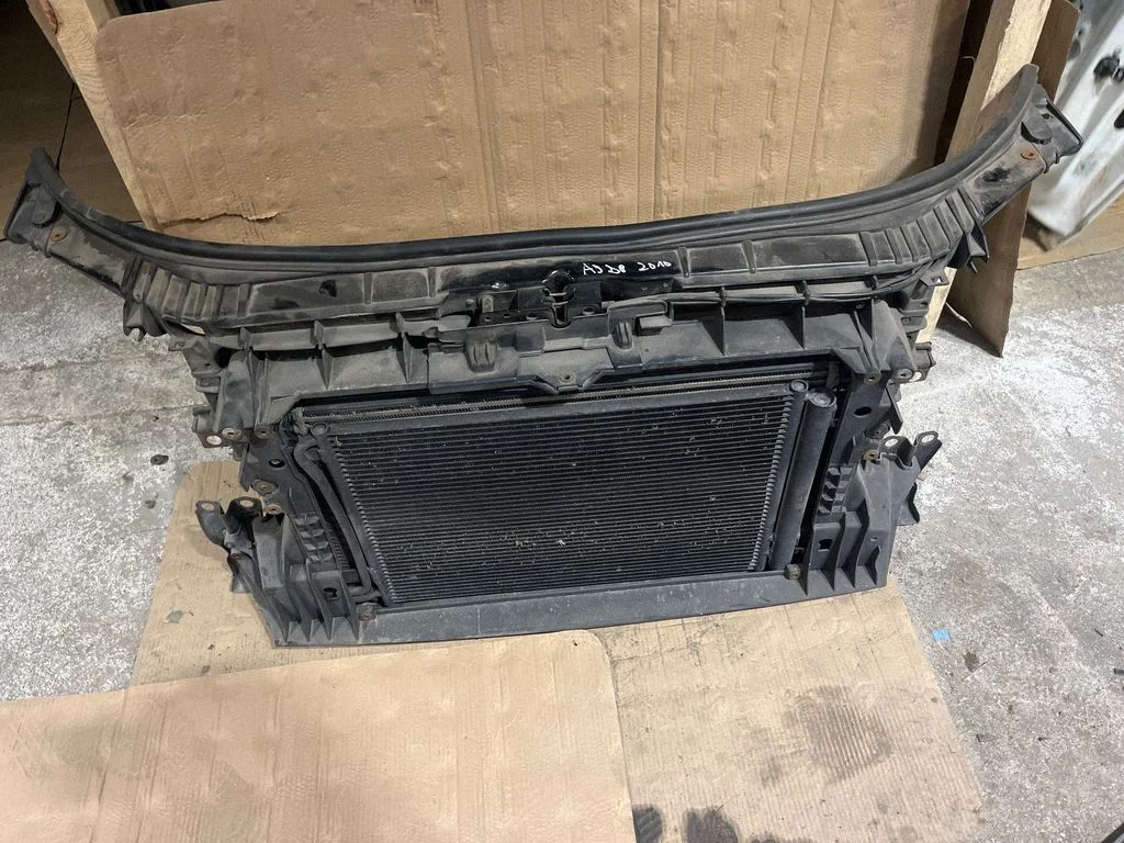 Radiatoru paneļa kronšteins – Audi A3 S3 8P (2003-2012)