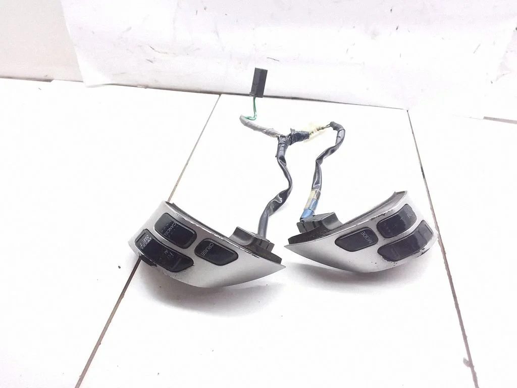 Steering wheel buttons/switches 1764T