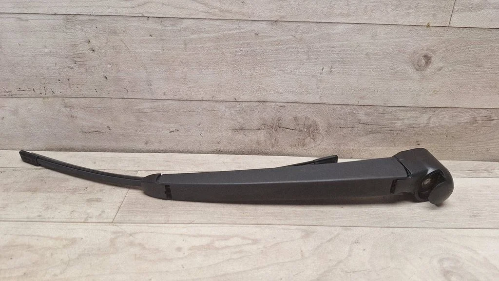 Rear wiper blade arm