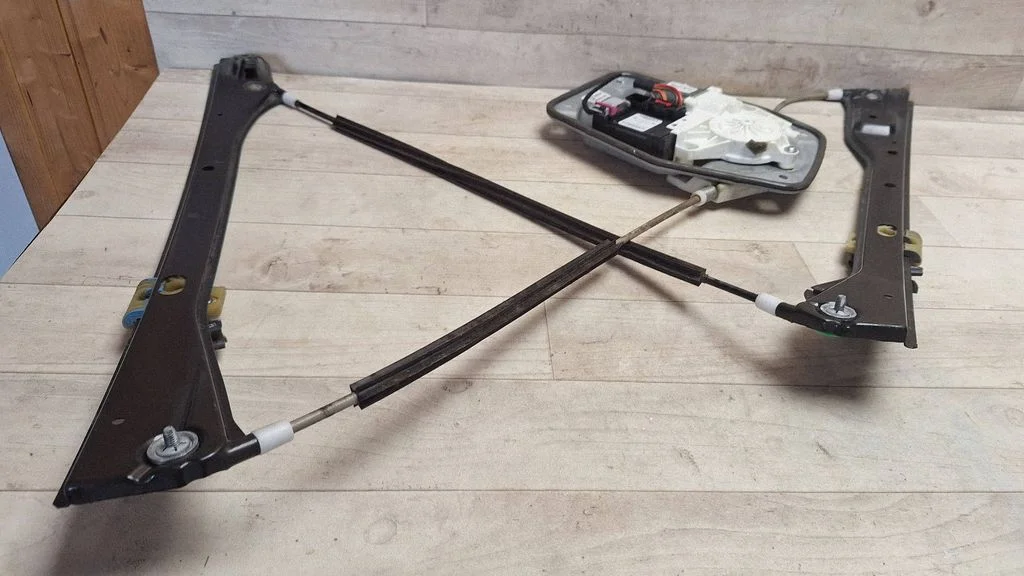 Front door window regulator with motor 5M0837462