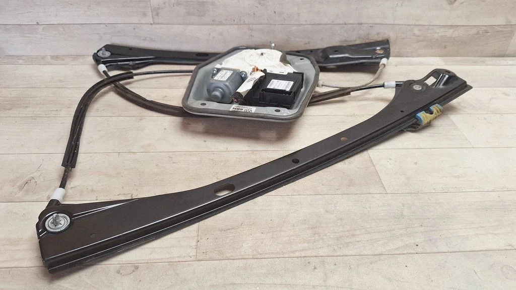 Front door window regulator with motor 1K3837461