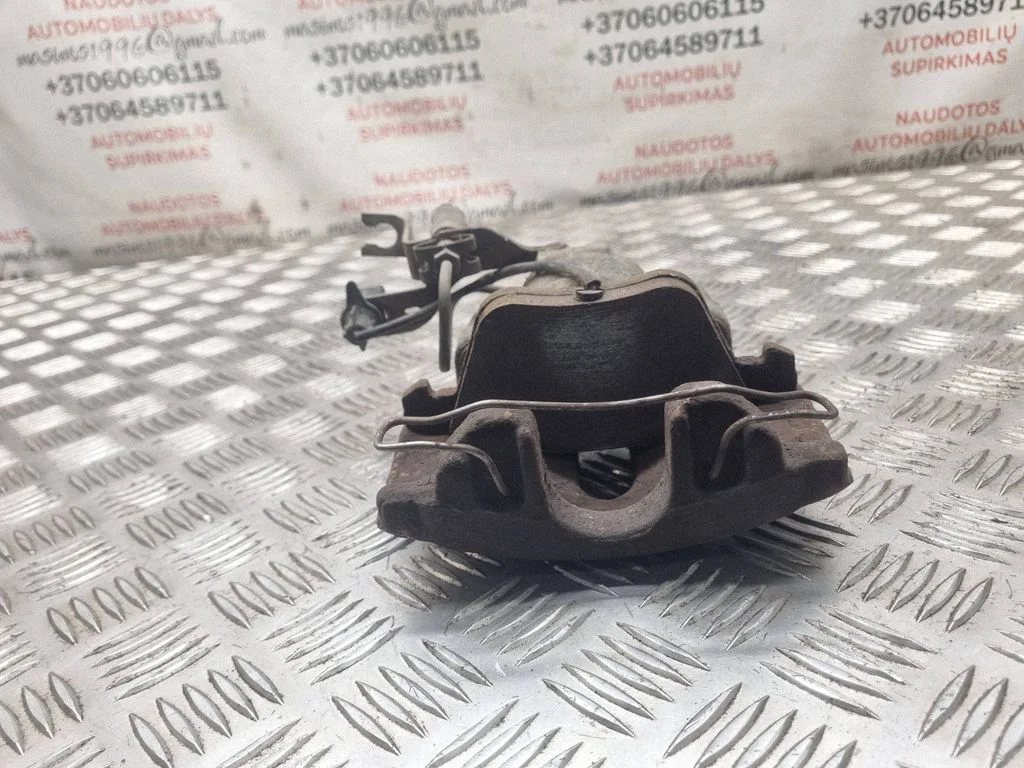 Front brake caliper – front right