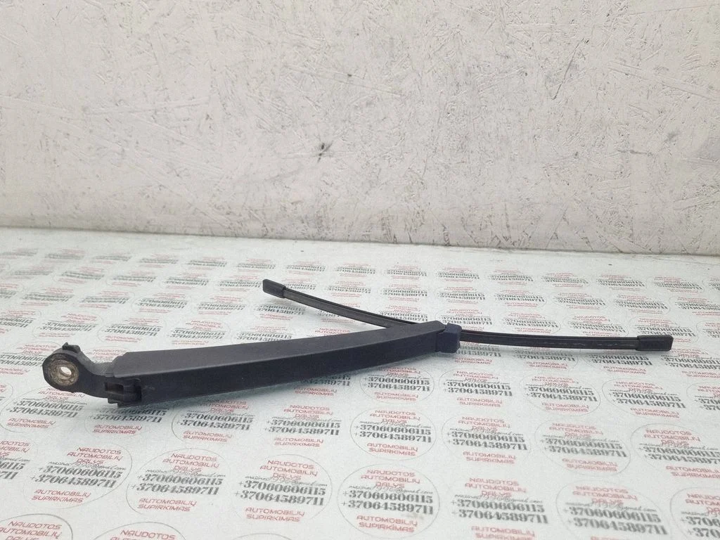 Rear wiper blade arm