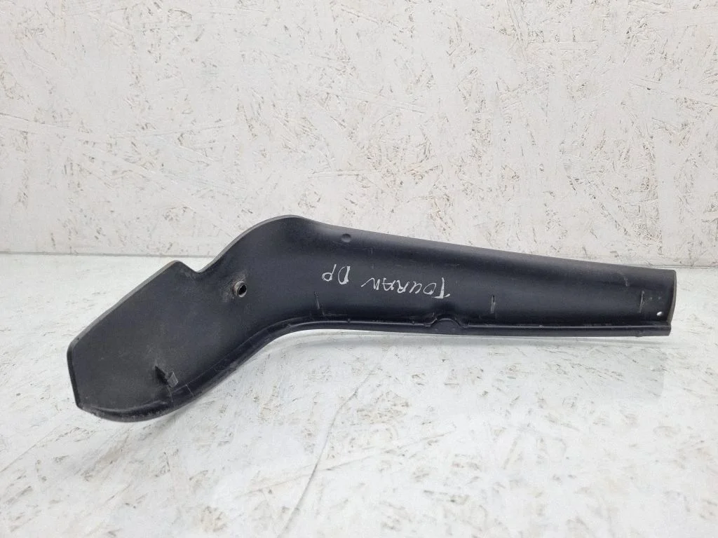 Rear/tail light trim molding 1T0945312