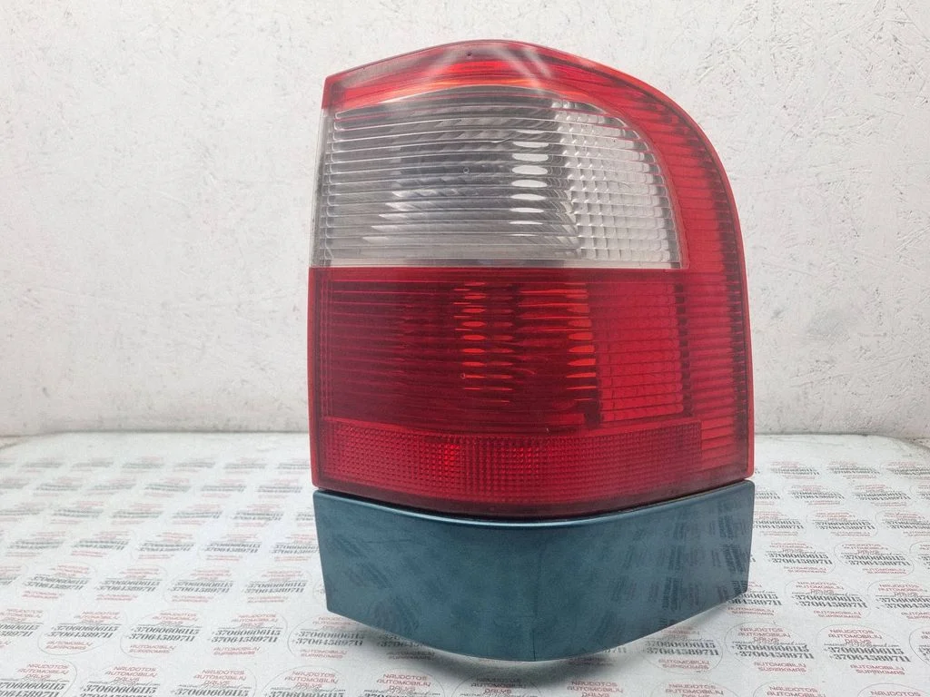 Lampa tylna w błotniku 964466