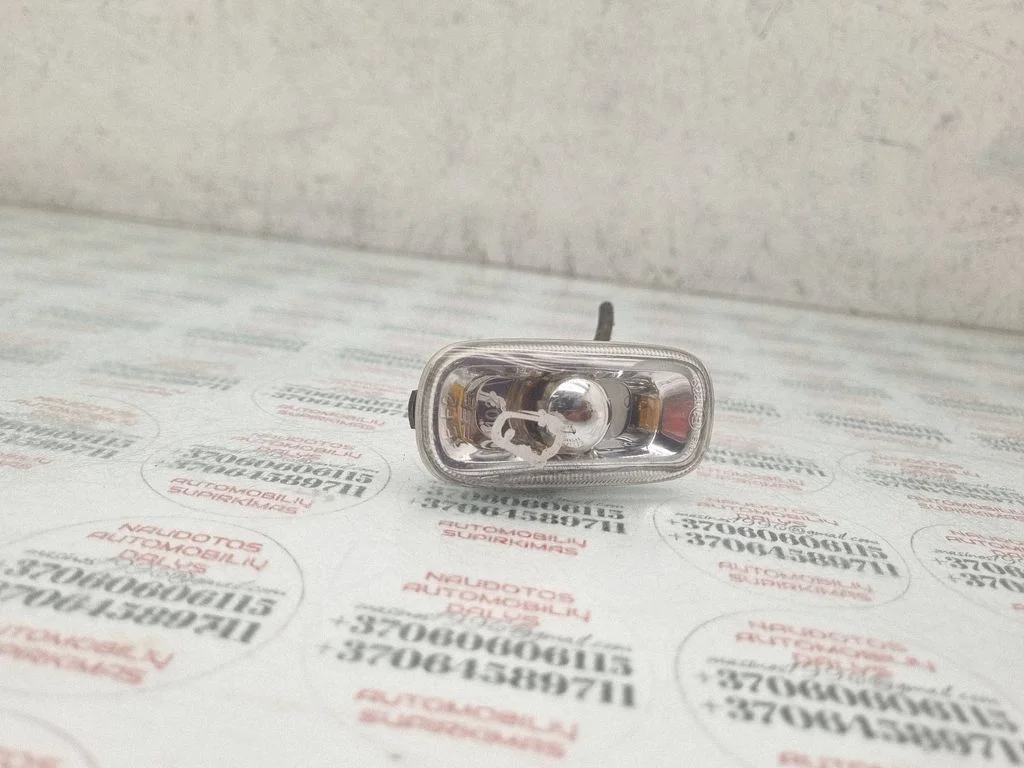 Front fender indicator light 8E0949127