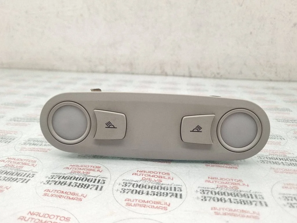 Tagaistmete valgustustuli 8T0947111AT