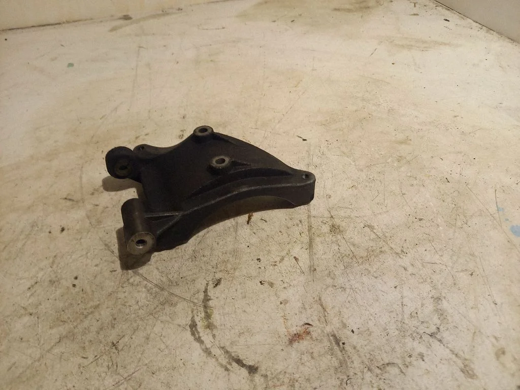 A/C compressor mount bracket – Audi A6 Allroad C5 (1999-2005)