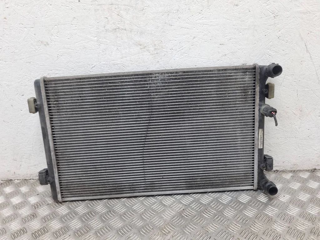 Jahutusvedeliku radiaator 1J0121253AD