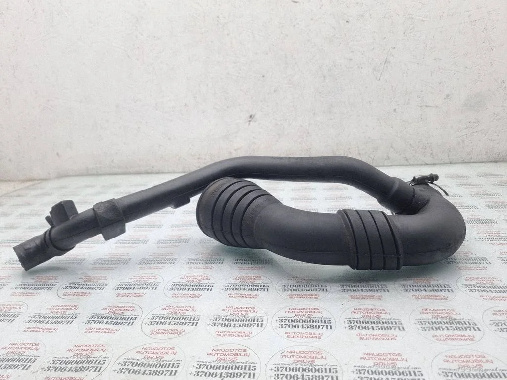 Air intake hose/pipe 8D0129615A