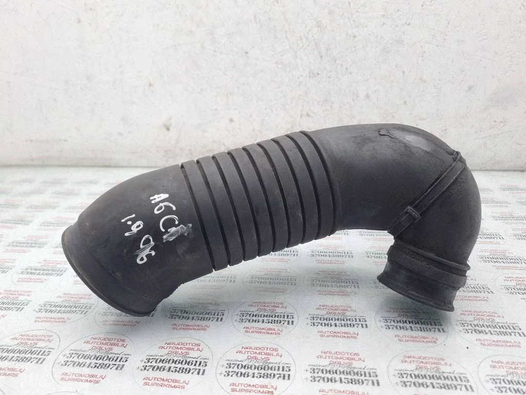 Õhu sisselaske voolik (-ud)/ toru (-d) 8D0129615K